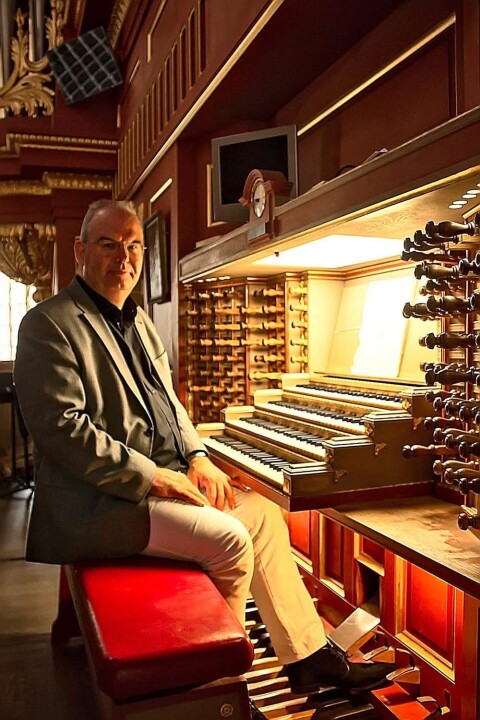 Willem achter orgel
